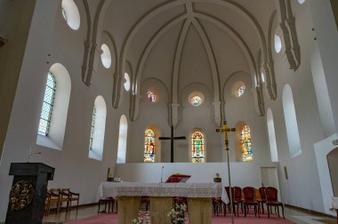 Kutsanmış Bakire Meryem 'in Varsayımı Fransisken Manastırı, İroki Brijeg' de, Hersek 'te bulunuyor.. 