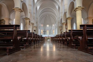 Kutsanmış Bakire Meryem 'in Varsayımı Fransisken Manastırı, İroki Brijeg' de, Hersek 'te bulunuyor.. 