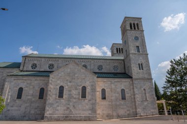 Kutsanmış Bakire Meryem 'in Varsayımı Fransisken Manastırı, İroki Brijeg' de, Hersek 'te bulunuyor.. 