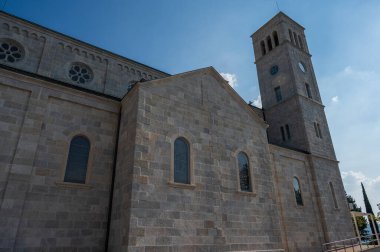 Kutsanmış Bakire Meryem 'in Varsayımı Fransisken Manastırı, İroki Brijeg' de, Hersek 'te bulunuyor.. 