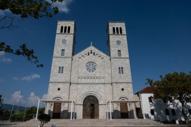 Kutsanmış Bakire Meryem 'in Varsayımı Fransisken Manastırı, İroki Brijeg' de, Hersek 'te bulunuyor.. 