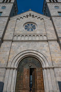 Kutsanmış Bakire Meryem 'in Varsayımı Fransisken Manastırı, İroki Brijeg' de, Hersek 'te bulunuyor.. 