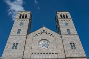 Kutsanmış Bakire Meryem 'in Varsayımı Fransisken Manastırı, İroki Brijeg' de, Hersek 'te bulunuyor.. 
