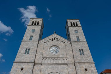 Kutsanmış Bakire Meryem 'in Varsayımı Fransisken Manastırı, İroki Brijeg' de, Hersek 'te bulunuyor.. 