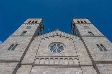 Kutsanmış Bakire Meryem 'in Varsayımı Fransisken Manastırı, İroki Brijeg' de, Hersek 'te bulunuyor.. 
