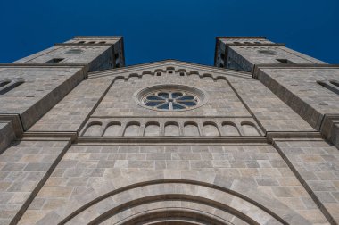 Kutsanmış Bakire Meryem 'in Varsayımı Fransisken Manastırı, İroki Brijeg' de, Hersek 'te bulunuyor.. 