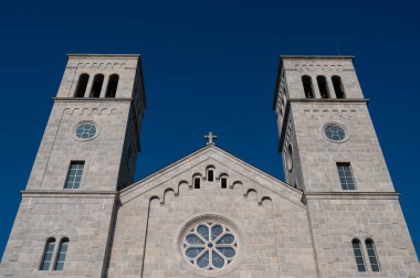 Kutsanmış Bakire Meryem 'in Varsayımı Fransisken Manastırı, İroki Brijeg' de, Hersek 'te bulunuyor.. 