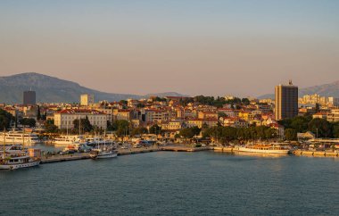 Dalmaçya kıyısındaki bir Hırvat kenti olan Spalato, 4. yüzyılda inşa edilmiş olan plajları ve Diocletian Sarayı ile ünlü..