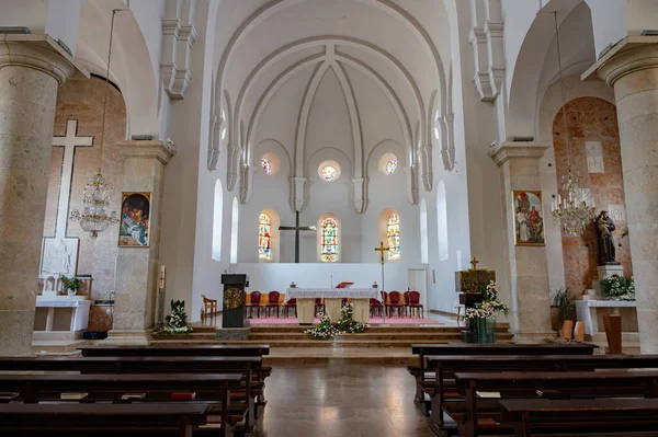 Kutsanmış Bakire Meryem 'in Varsayımı Fransisken Manastırı, İroki Brijeg' de, Hersek 'te bulunuyor.. 