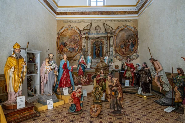 ジョヴァンニ バティスタ教会は スキャンノ のヴィア シラに位置しています それは16世紀にさかのぼり 祭壇と聖なる窓に刻まれた日付を参照するために取ります — ストック写真
