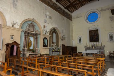 Santa Chiara Kilisesi 'nin kuruluş tarihi 1275 yılına dayanıyor. Alferio di Isernia, kiliseyi kendi parasıyla inşa etti. Sahibi olduğu evin üstüne..