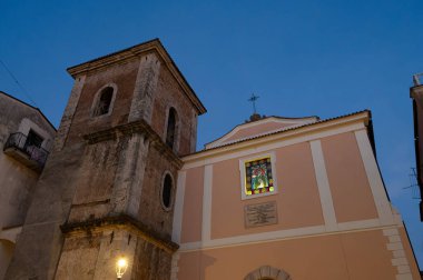 Santa Chiara Kilisesi 'nin kuruluş tarihi 1275 yılına dayanıyor. Alferio di Isernia, kiliseyi kendi parasıyla inşa etti. Sahibi olduğu evin üstüne..