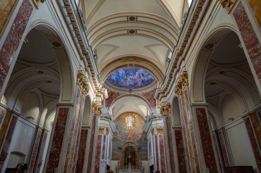 Isernia, Molise. Havari Aziz Petrus Katedrali, Isernia şehrinin en önemli Katolik binasıdır..