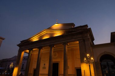 Isernia, Molise. Havari Aziz Petrus Katedrali, Isernia şehrinin en önemli Katolik binasıdır..