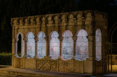 Zarif bir halk çeşmesi olmasının yanı sıra, Isernia şehrinin bir sembolüdür..