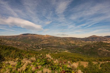 Molise, Adriyatik Denizi kıyısında uzanan bir İtalyan dağlık bölgesidir. Apennine Dağları 'ndaki Abruzzo Milli Parkı' nın zengin bir kısmını kapsıyor..