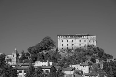 D 'Alessandro kalesi Peşcolanciano belediyesinde güçlendirilmiş bir yapıdır. Kale, Samnite kalesinin yakınındaki kasabayı gören kayalık çıkıntının (peschio) üzerine inşa edildi..