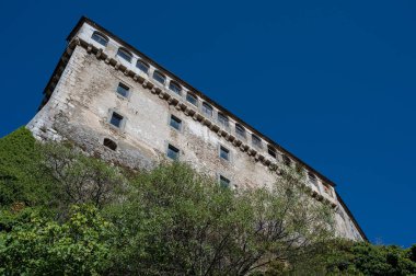 D 'Alessandro kalesi Peşcolanciano belediyesinde güçlendirilmiş bir yapıdır. Kale, Samnite kalesinin yakınındaki kasabayı gören kayalık çıkıntının (peschio) üzerine inşa edildi..