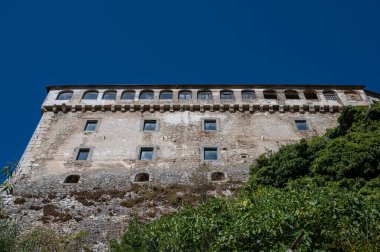 D 'Alessandro kalesi Peşcolanciano belediyesinde güçlendirilmiş bir yapıdır. Kale, Samnite kalesinin yakınındaki kasabayı gören kayalık çıkıntının (peschio) üzerine inşa edildi..