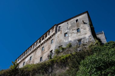 D 'Alessandro kalesi Peşcolanciano belediyesinde güçlendirilmiş bir yapıdır. Kale, Samnite kalesinin yakınındaki kasabayı gören kayalık çıkıntının (peschio) üzerine inşa edildi..