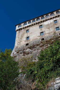 D 'Alessandro kalesi Peşcolanciano belediyesinde güçlendirilmiş bir yapıdır. Kale, Samnite kalesinin yakınındaki kasabayı gören kayalık çıkıntının (peschio) üzerine inşa edildi..