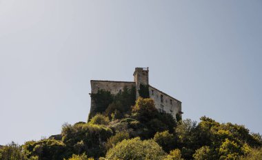 D 'Alessandro kalesi Peşcolanciano belediyesinde güçlendirilmiş bir yapıdır. Kale, Samnite kalesinin yakınındaki kasabayı gören kayalık çıkıntının (peschio) üzerine inşa edildi..