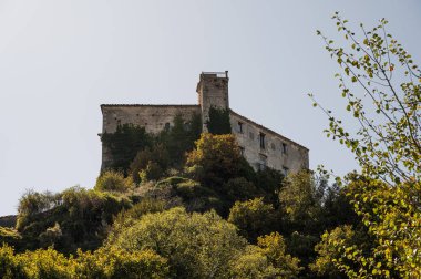 D 'Alessandro kalesi Peşcolanciano belediyesinde güçlendirilmiş bir yapıdır. Kale, Samnite kalesinin yakınındaki kasabayı gören kayalık çıkıntının (peschio) üzerine inşa edildi..
