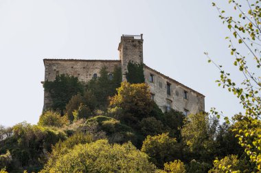 D 'Alessandro kalesi Peşcolanciano belediyesinde güçlendirilmiş bir yapıdır. Kale, Samnite kalesinin yakınındaki kasabayı gören kayalık çıkıntının (peschio) üzerine inşa edildi..