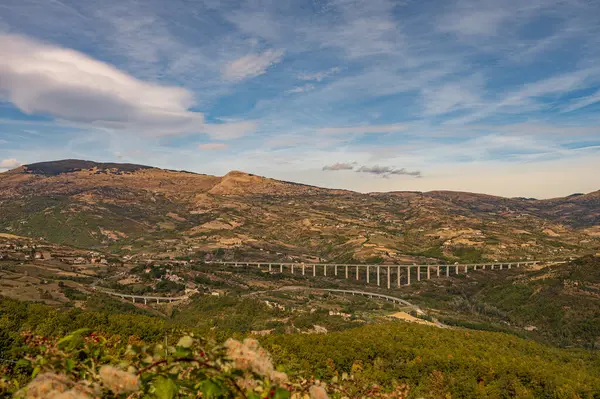 Molise, Adriyatik Denizi kıyısında uzanan bir İtalyan dağlık bölgesidir. Apennine Dağları 'ndaki Abruzzo Milli Parkı' nın zengin bir kısmını kapsıyor..