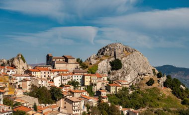Molise 'nin Isernia eyaletinde 732 nüfuslu bir İtalyan kasabasıdır ve Samnite Mabedi ile ünlüdür..