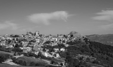 Molise 'nin Isernia eyaletinde 732 nüfuslu bir İtalyan kasabasıdır ve Samnite Mabedi ile ünlüdür..