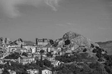 Molise 'nin Isernia eyaletinde 732 nüfuslu bir İtalyan kasabasıdır ve Samnite Mabedi ile ünlüdür..