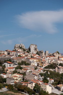 Molise 'nin Isernia eyaletinde 732 nüfuslu bir İtalyan kasabasıdır ve Samnite Mabedi ile ünlüdür..
