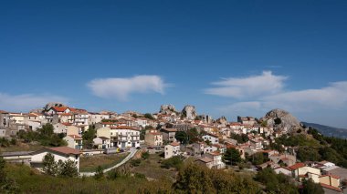 Molise 'nin Isernia eyaletinde 732 nüfuslu bir İtalyan kasabasıdır ve Samnite Mabedi ile ünlüdür..