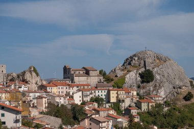 Molise 'nin Isernia eyaletinde 732 nüfuslu bir İtalyan kasabasıdır ve Samnite Mabedi ile ünlüdür..