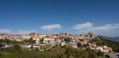 Molise 'nin Isernia eyaletinde 732 nüfuslu bir İtalyan kasabasıdır ve Samnite Mabedi ile ünlüdür..