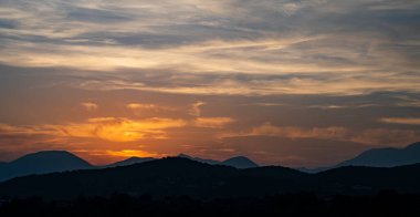 Molise, Adriyatik Denizi 'ne bakan bir İtalyan bölgesidir. Abruzzo Ulusal Parkı 'nın zengin vahşi yaşam ve patikaları olan Appennine dağ sırasındaki bir bölümünü içerir..