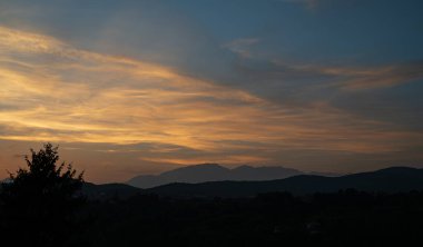 Molise, Adriyatik Denizi 'ne bakan bir İtalyan bölgesidir. Abruzzo Ulusal Parkı 'nın zengin vahşi yaşam ve patikaları olan Appennine dağ sırasındaki bir bölümünü içerir..