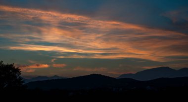 Molise, Adriyatik Denizi 'ne bakan bir İtalyan bölgesidir. Abruzzo Ulusal Parkı 'nın zengin vahşi yaşam ve patikaları olan Appennine dağ sırasındaki bir bölümünü içerir..