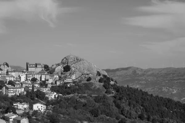 Molise 'nin Isernia eyaletinde 732 nüfuslu bir İtalyan kasabasıdır ve Samnite Mabedi ile ünlüdür..