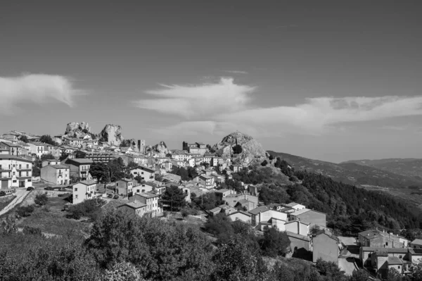 Molise 'nin Isernia eyaletinde 732 nüfuslu bir İtalyan kasabasıdır ve Samnite Mabedi ile ünlüdür..