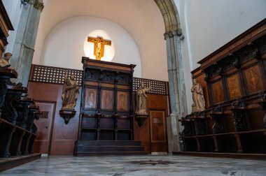 San Clemente Katedrali Teano şehrinin başlıca ibadet yeri ve Teano-Calvi piskoposluğunun merkezidir.