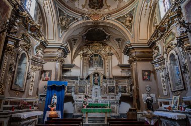 San Giacomo Apostolo 'nun küçük ama değerli kilisesi, aynı zamanda Kutsal Üçleme olarak da bilinir, 13. yüzyılda inşa edilmiştir, tarihi merkezin ana meydanında yer almaktadır..