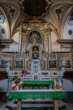 San Giacomo Apostolo 'nun küçük ama değerli kilisesi, aynı zamanda Kutsal Üçleme olarak da bilinir, 13. yüzyılda inşa edilmiştir, tarihi merkezin ana meydanında yer almaktadır..