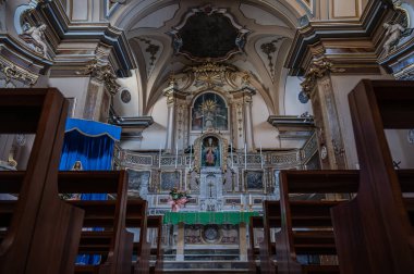 San Giacomo Apostolo 'nun küçük ama değerli kilisesi, aynı zamanda Kutsal Üçleme olarak da bilinir, 13. yüzyılda inşa edilmiştir, tarihi merkezin ana meydanında yer almaktadır..