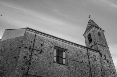 Ön cephe basittir, taş küller içinde, Aziz Peter 'ın anahtarlarıyla süslenmiş bir taç ile. Çan kulesi yeşil ve sarı karolarla süslenmiş bir kuledir..