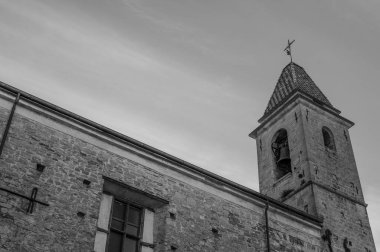 Ön cephe basittir, taş küller içinde, Aziz Peter 'ın anahtarlarıyla süslenmiş bir taç ile. Çan kulesi yeşil ve sarı karolarla süslenmiş bir kuledir..