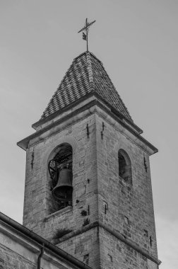 Ön cephe basittir, taş küller içinde, Aziz Peter 'ın anahtarlarıyla süslenmiş bir taç ile. Çan kulesi yeşil ve sarı karolarla süslenmiş bir kuledir..