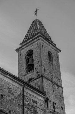 Ön cephe basittir, taş küller içinde, Aziz Peter 'ın anahtarlarıyla süslenmiş bir taç ile. Çan kulesi yeşil ve sarı karolarla süslenmiş bir kuledir..