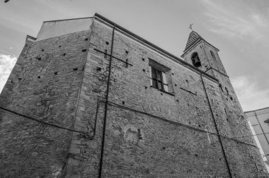 Ön cephe basittir, taş küller içinde, Aziz Peter 'ın anahtarlarıyla süslenmiş bir taç ile. Çan kulesi yeşil ve sarı karolarla süslenmiş bir kuledir..